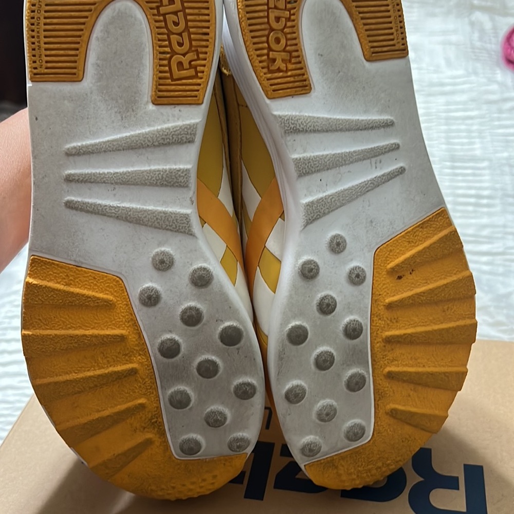 Used Womens Reebok classic size 8.5 - Picture 6 of 8